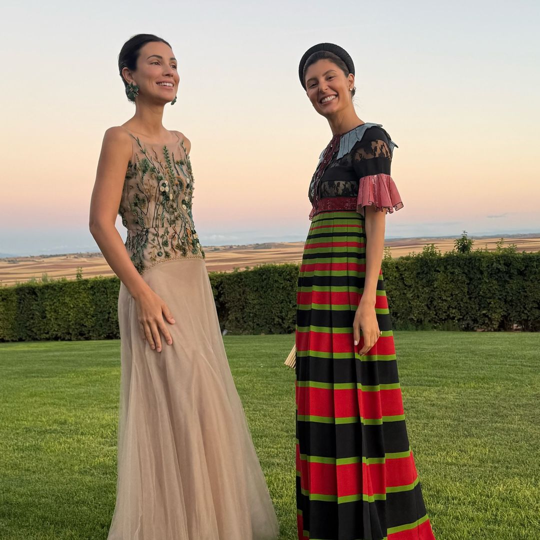 Sassa de Osma se va de escapada al campo con sus amigas aristócratas: de su vestido de gala a los looks más rurales