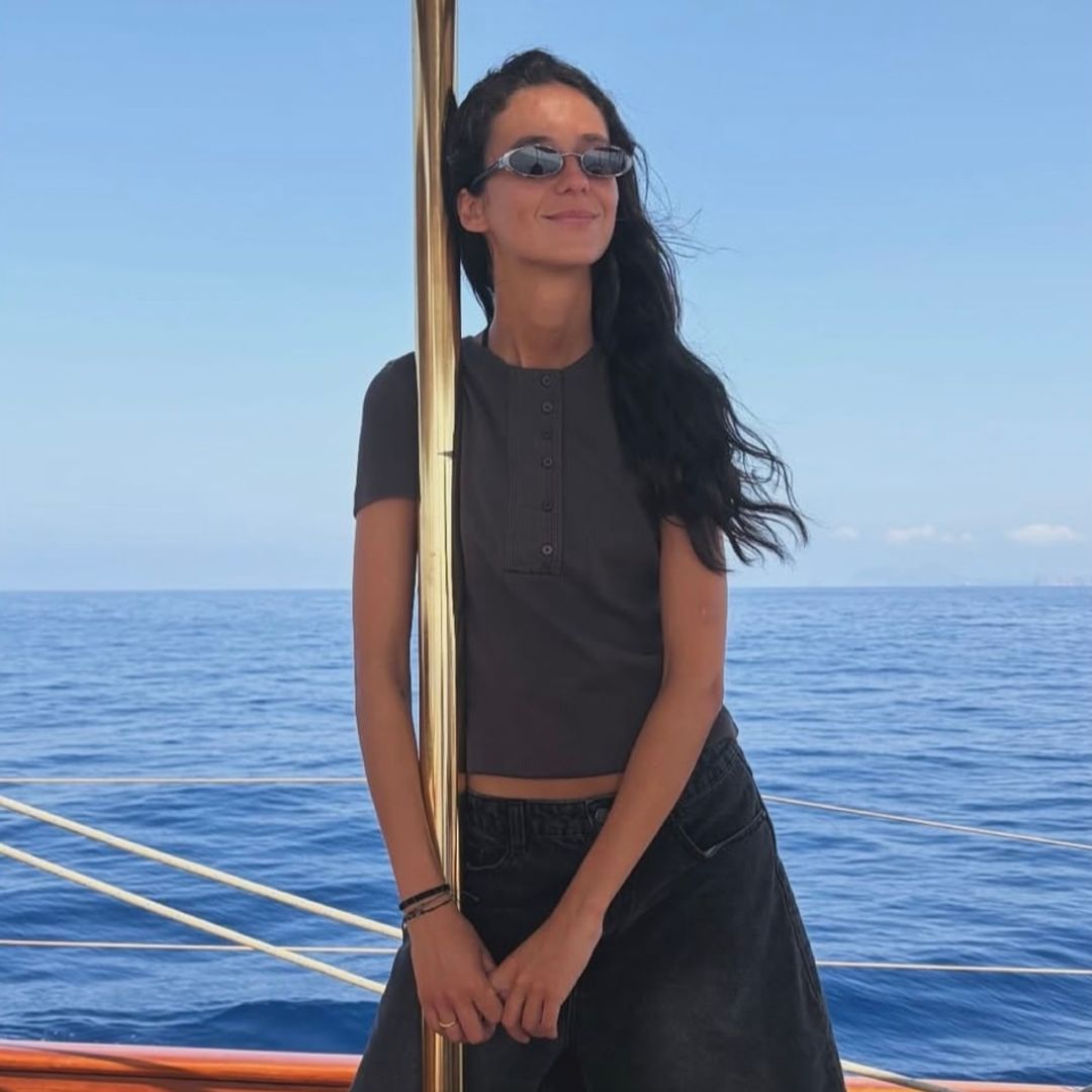 Victoria Federica apuesta por el look más inesperado para un día en barco: bermudas vaqueras, camiseta básica y gafas retro