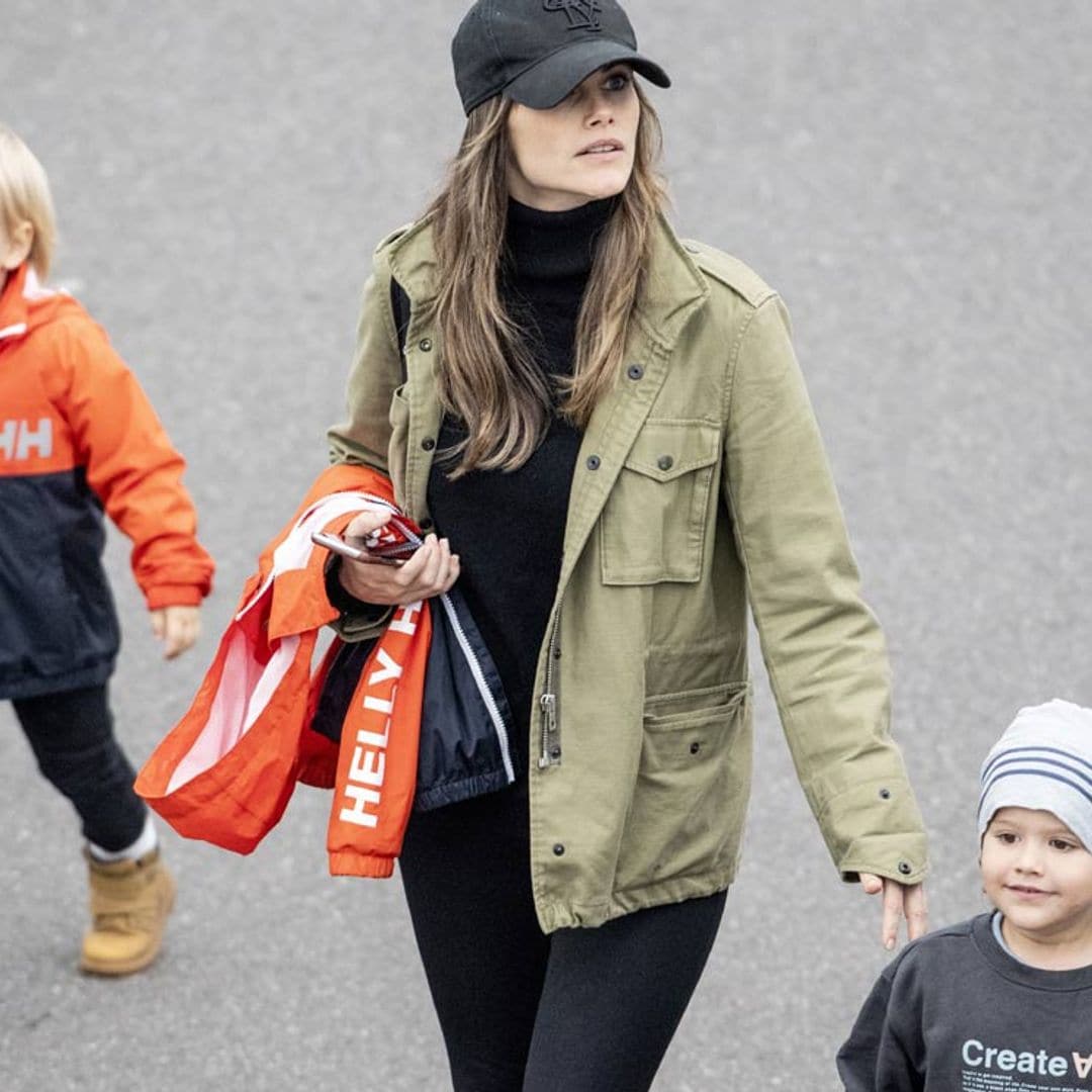 ¡A toda velocidad! Carlos Felipe de Suecia compite en una carrera con su mujer y sus hijos como admiradores