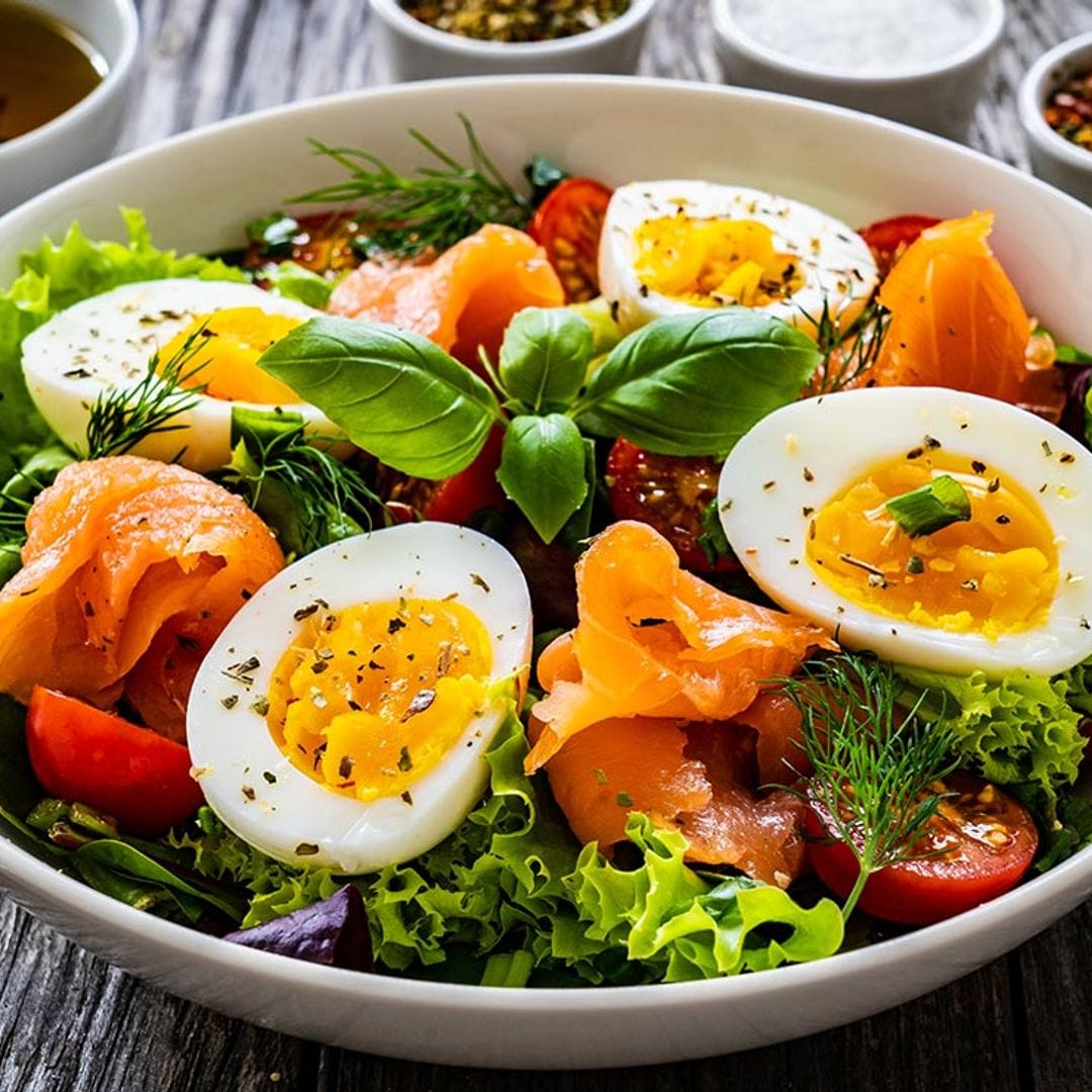 Ensalada de salmón ahumado y huevo cocido
