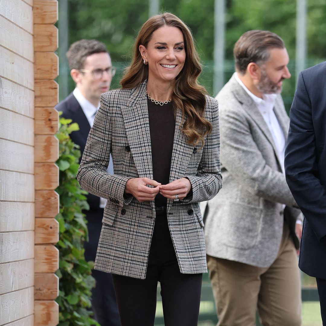 Kate Middleton hace un guiño al príncipe Guillermo con su blazer de cuadros y sustituye los mocasines españoles que agotó en tiempo récord