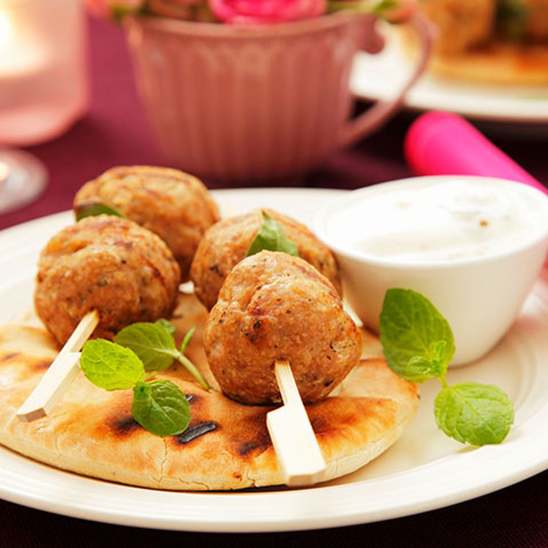Albóndigas de pavo con pan de pita y lactonesa de ajo
