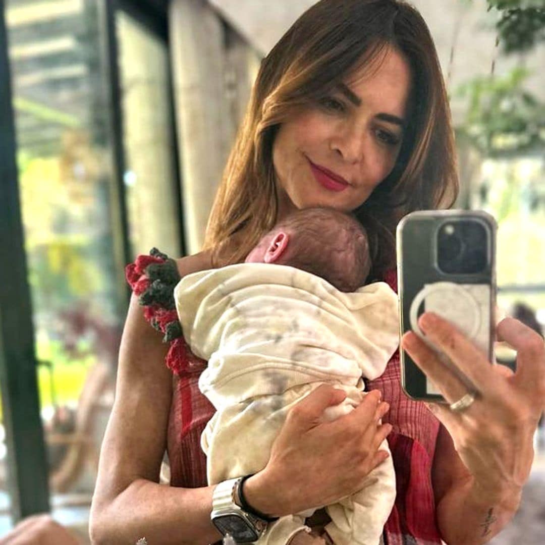 Romina Belluscio se derrite con el nieto de Guti en su regazo: '¡No puede ser más bueno y más mono!'
