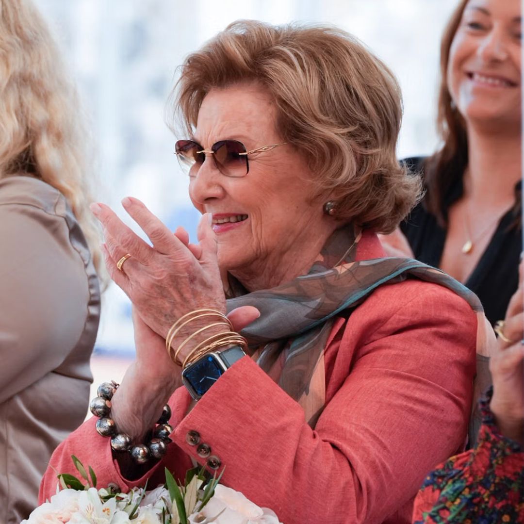 La reina Sonia de Noruega vuelve a sonreír y se aleja del luto en Málaga: flores, niños y un cambio de imagen en su primera visita internacional tras perder a Harald