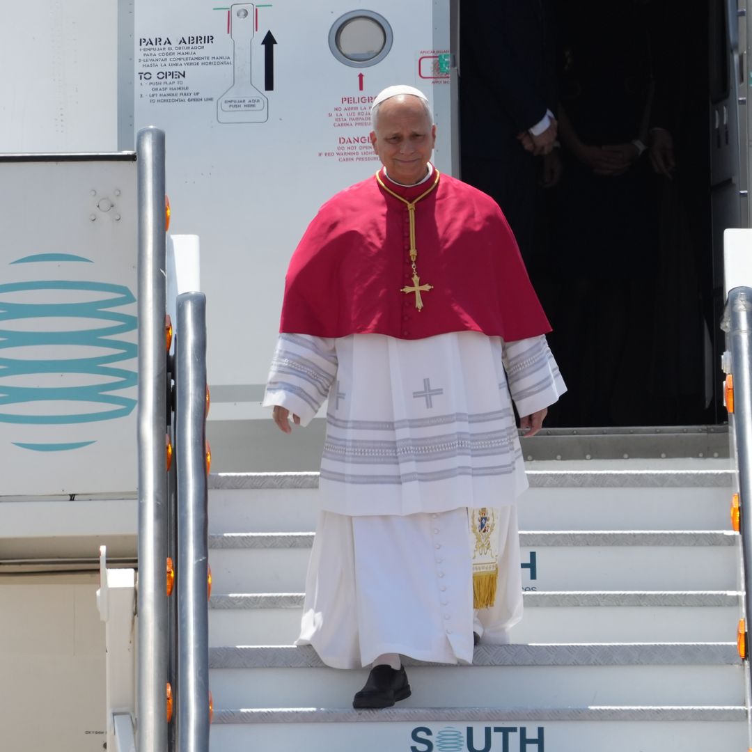 El papa León XIV a su llegada al aeropuerto internacional Josep Tarradellas Barcelona-El Prat, en Barcelona, tras su visita a Madrid