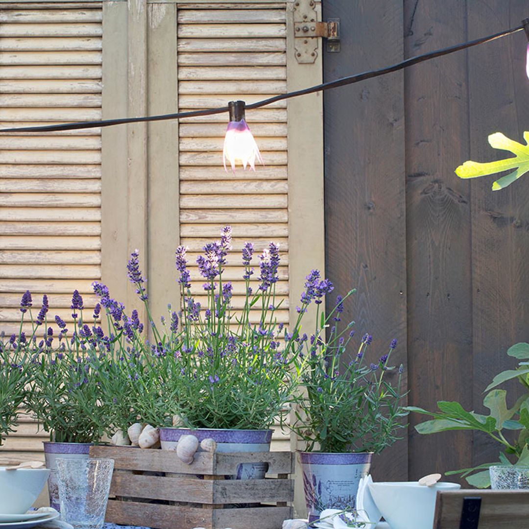 Ideas para decorar con bombillas tu terraza o jardín