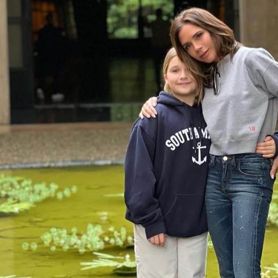 En el posado con sus hijos, el vaquero favorito de Victoria Beckham también es el de Rania