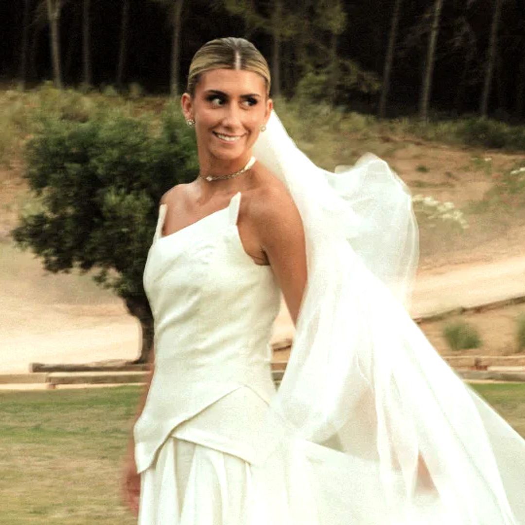 Raquel, la novia de los 8 apellidos cordobeses que llegó en carrito de golf y decoró con tonos del atardecer: "Creamos un bosque encantado"