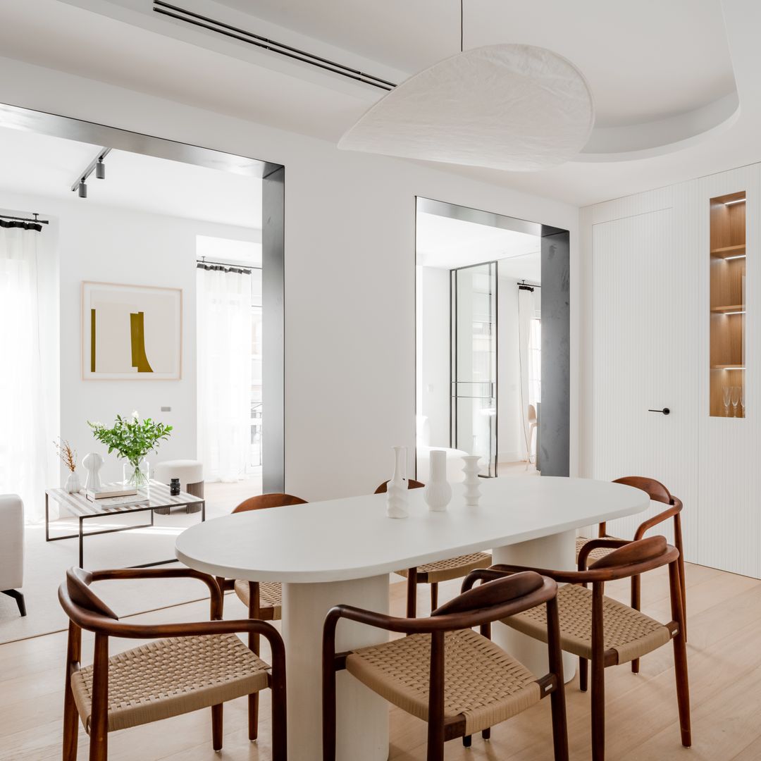 Cómo integrar un armario grande en tu comedor sin perder espacio ni estilo, según el experto en diseño interior Camilo Sighinolfi