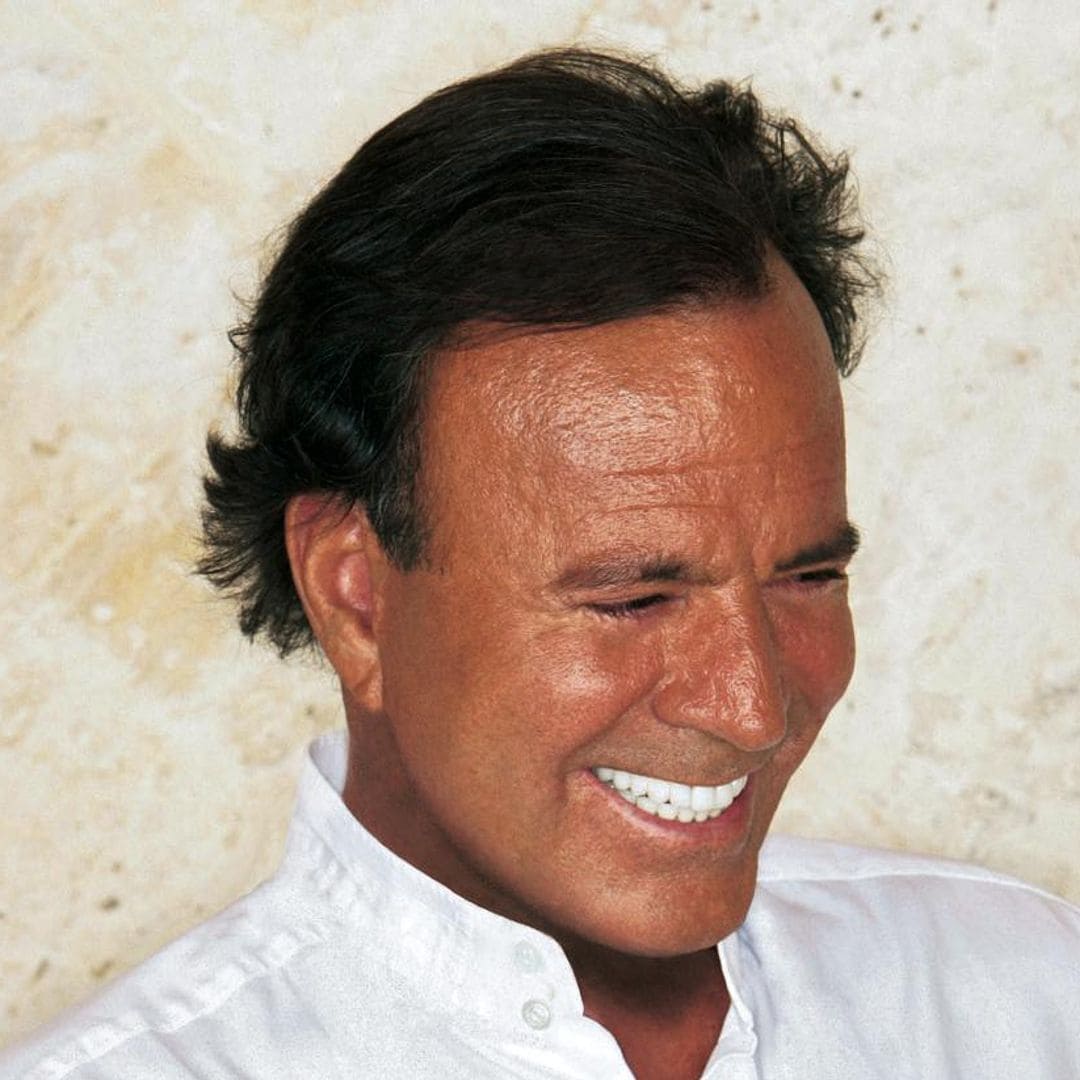 Julio Iglesias escribe a ¡HOLA! una emotiva carta en la que hace balance de su vida en su 80 cumpleaños: ‘Yo no nací para ser cantante’