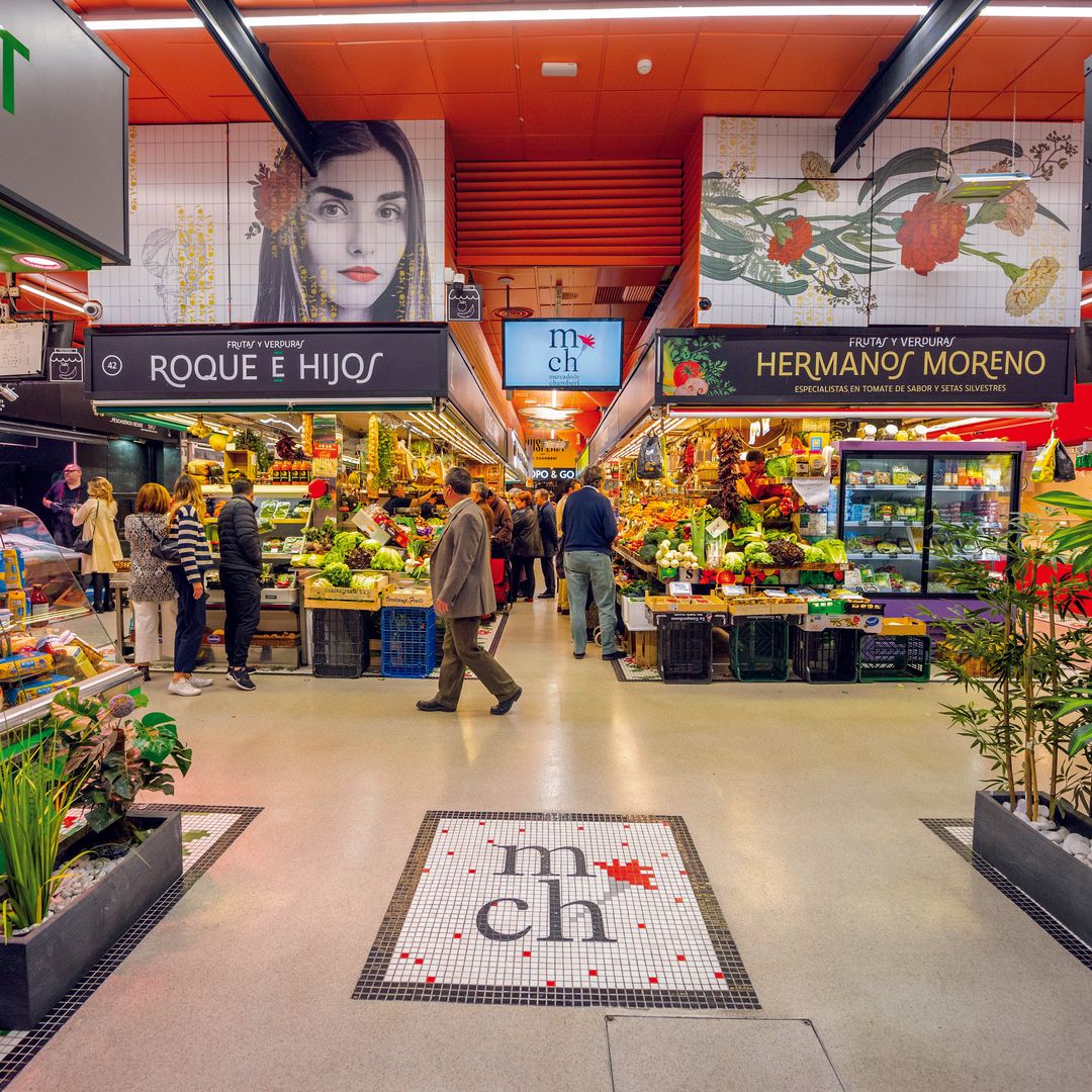 El mercado de Chamberí que guarda un secreto musical: cómo es por dentro y en qué puestos comer muy bien