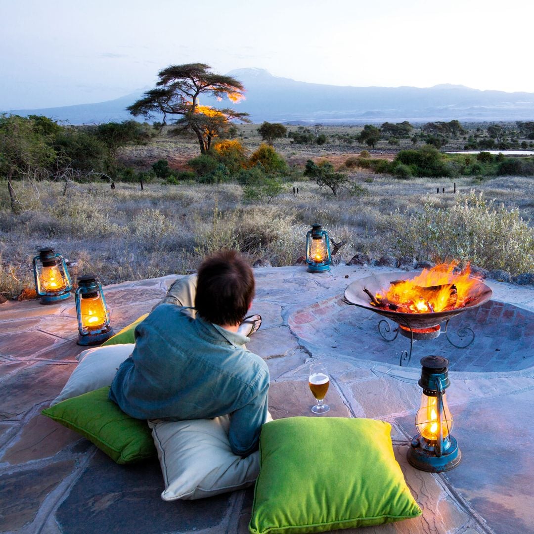 Camp en el Parque Nacional de Amboseli y el Kilimanjaro de fondo