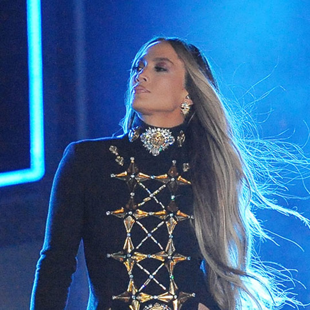 Jennifer Lopez promociona (en bañador) las rebajas de su colección para Guiseppe Zanotti