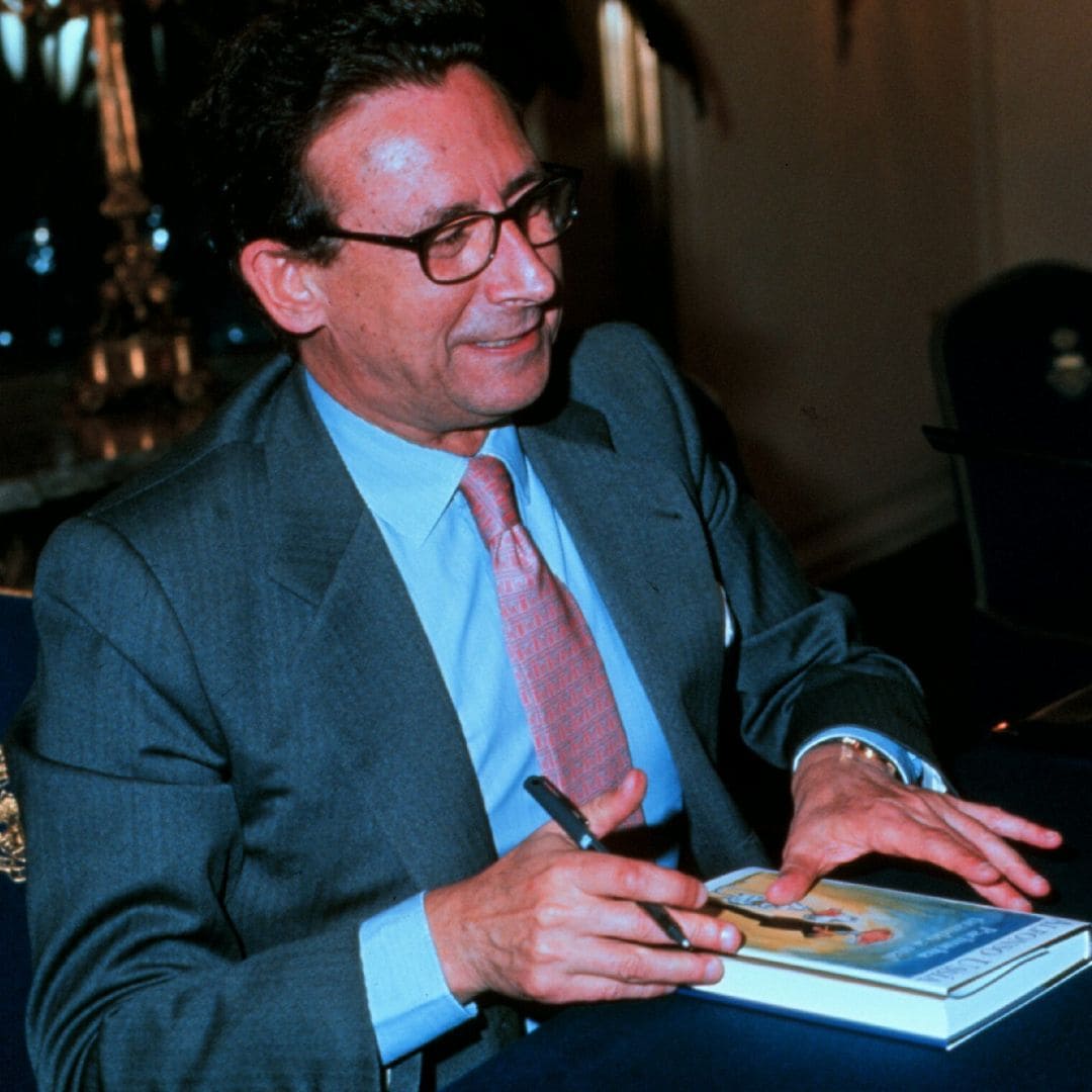 Los grandes artículos que escribió Alfonso Ussía para ¡HOLA!: desde Rociíto a Corinna y Carolina de Mónaco, la ironía fina que marcó una época