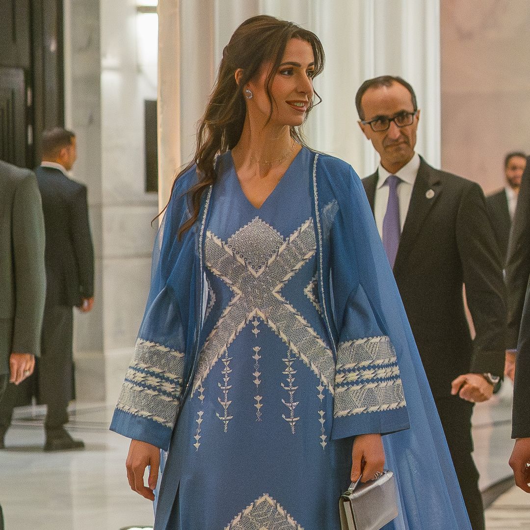 Rajwa de Jordania deja de lado la Alta Costura y se convierte en la más elegante con un traje tradicional jordano
