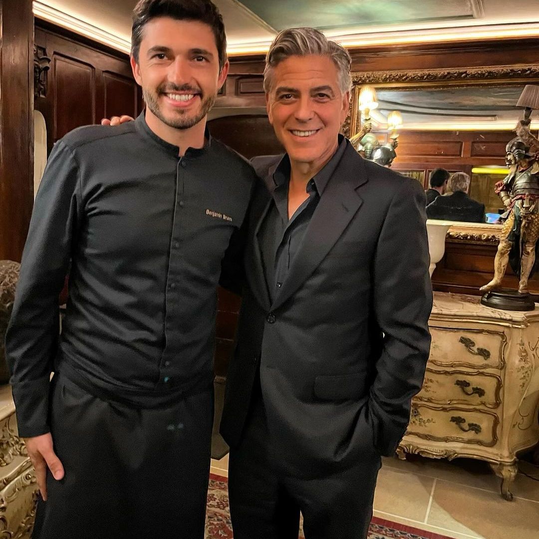 George Clooney y el chef del restaurante Chez Bruno, en la localidad de Lorgues, Provenza, Francia