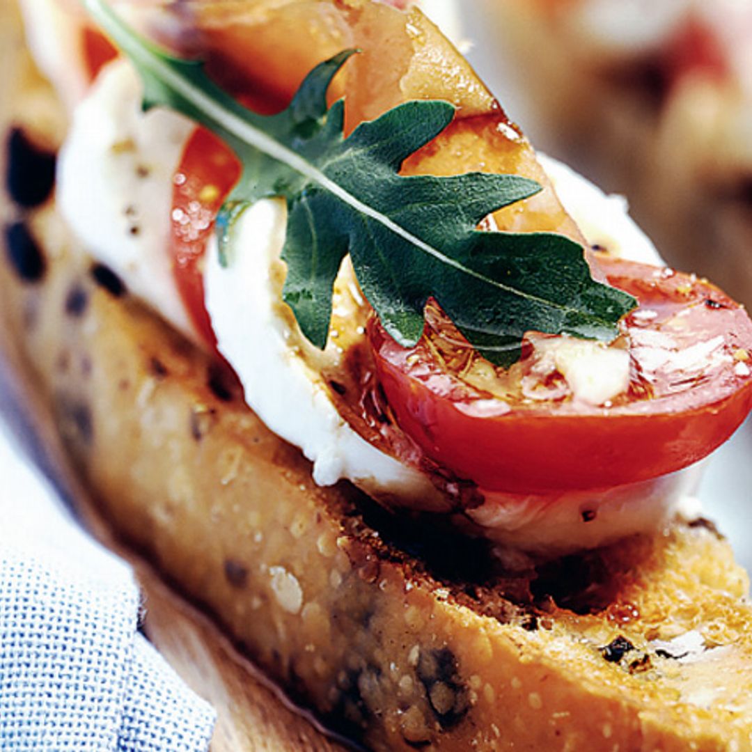 Tostas de ensalada Caprese al ajo