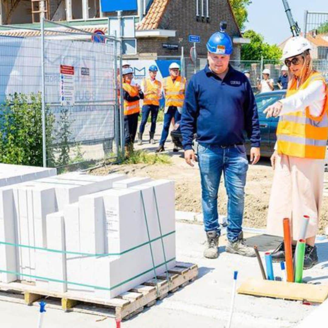 Máxima de los Países Bajos, una constructora muy fashion con casco, chaleco y botas de obra
