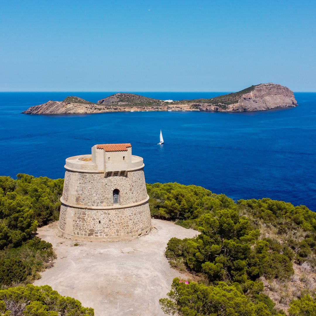 Torre d'en Valls y al fondo la isla de Tagomago, Ibiza