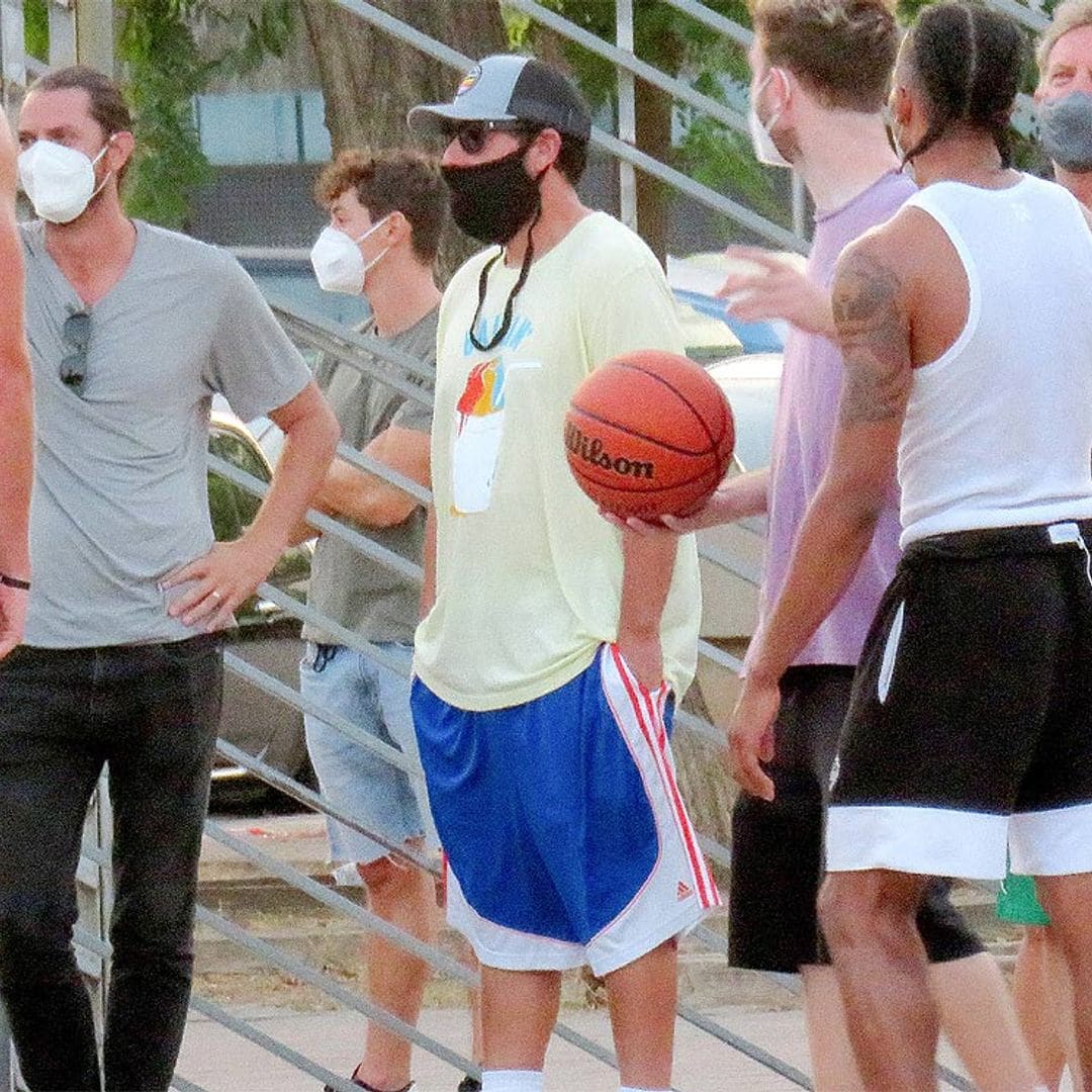 Adam Sandler se 'cuela' en una cancha de Palma de Mallorca como entrenador de un equipo de basket