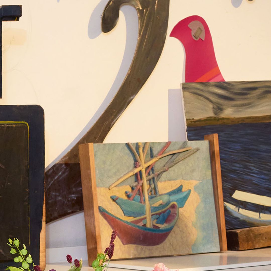 Rincón con pinturas de estilo marinero firmadas por la artista
