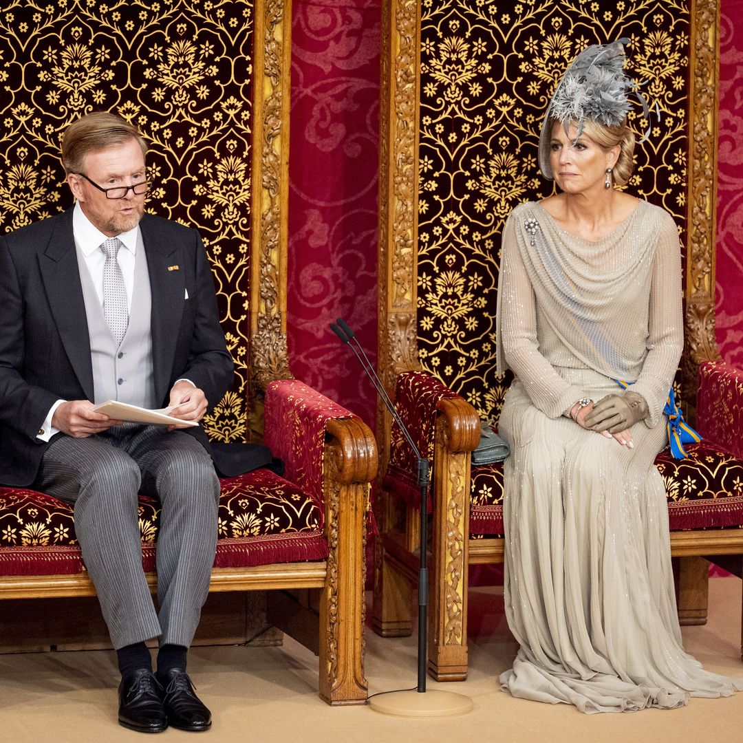 El deslumbrante look de Máxima con cuentas de vidrio y el tocado de plumas que estrenó en una boda en Jerez
