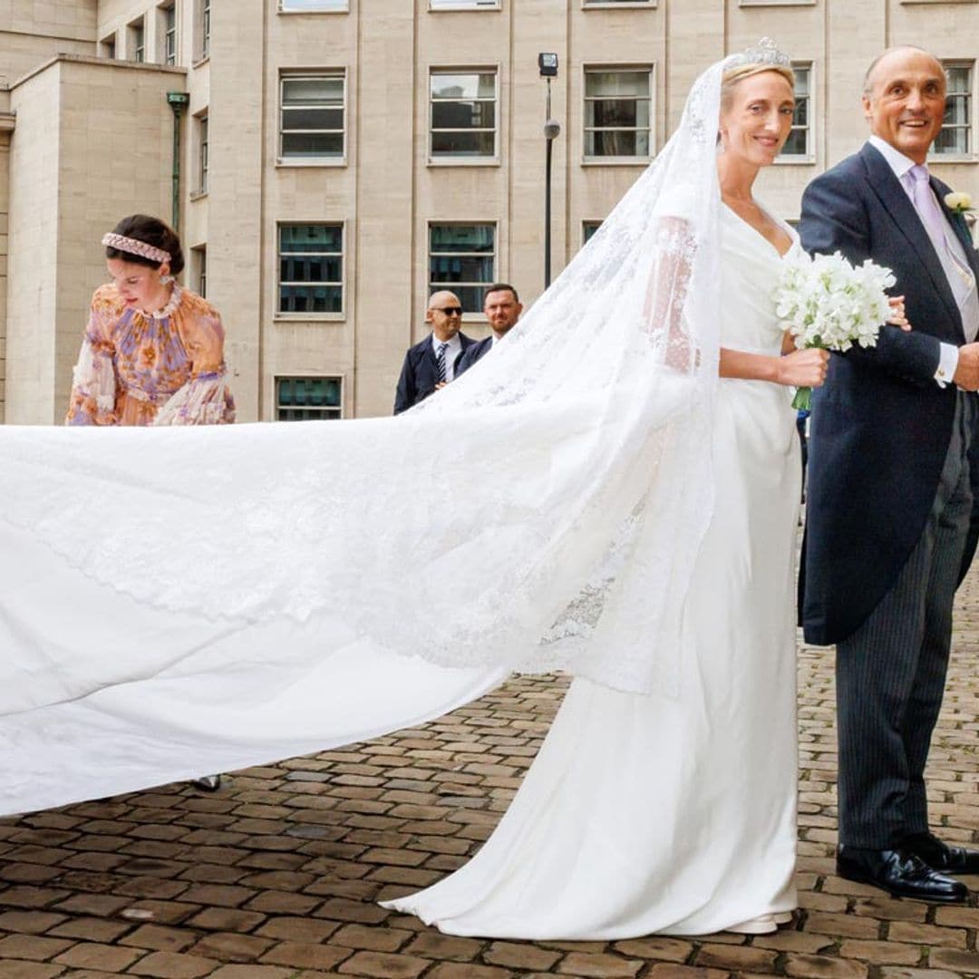 María Laura de Bélgica se casa con un vestido desmontable y accesorios de sus abuelas