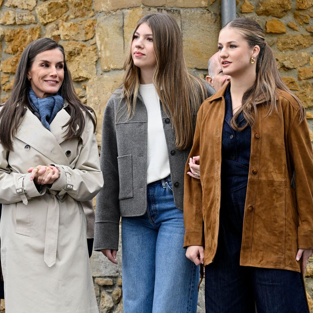 Nuestros expertos analizan los looks de la reina Letizia, Leonor y Sofía en Asturias: "No dejan nada al azar"