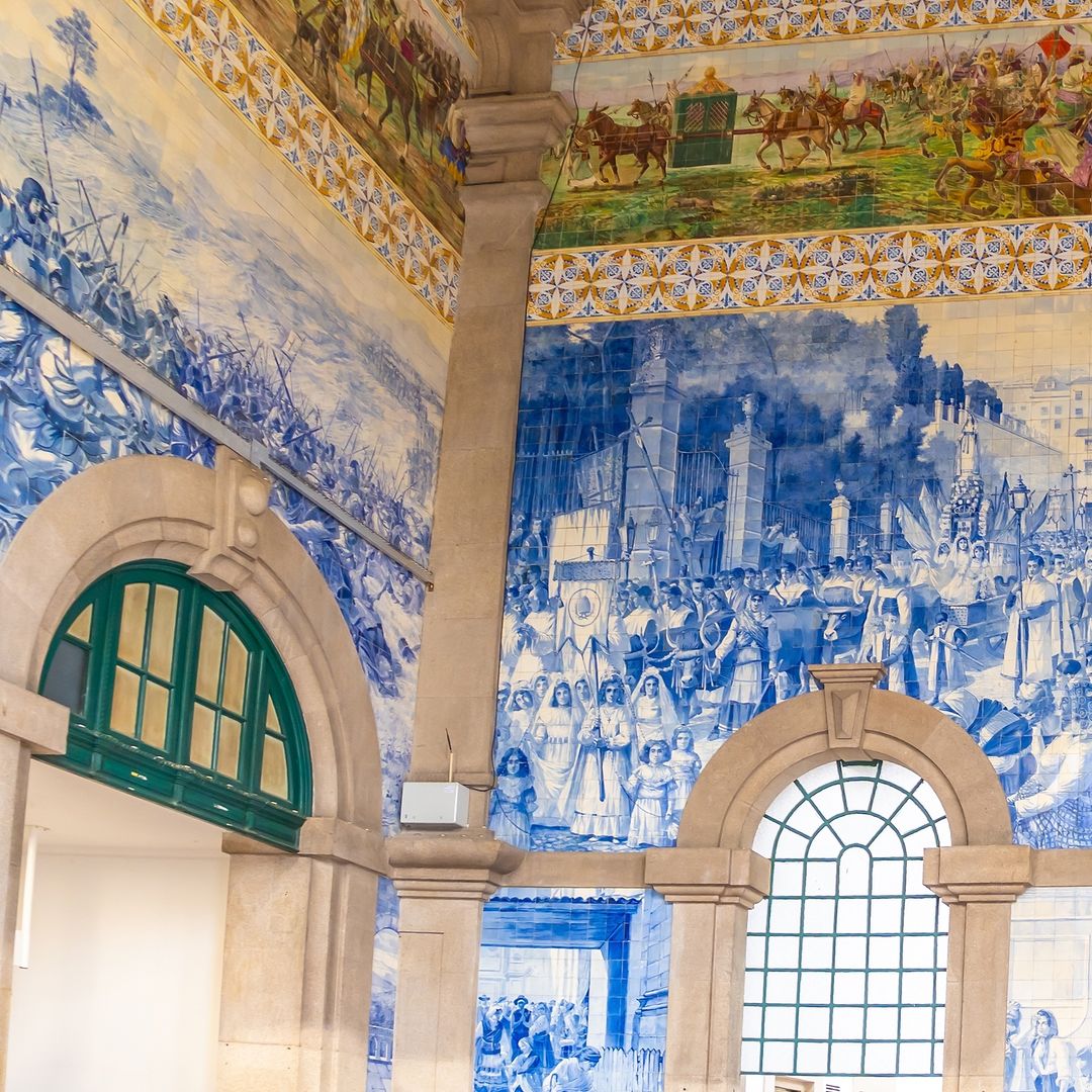 Dos de las escenas históricas recogidas en los azulejos en azul y blanco de la estación de São Bento
