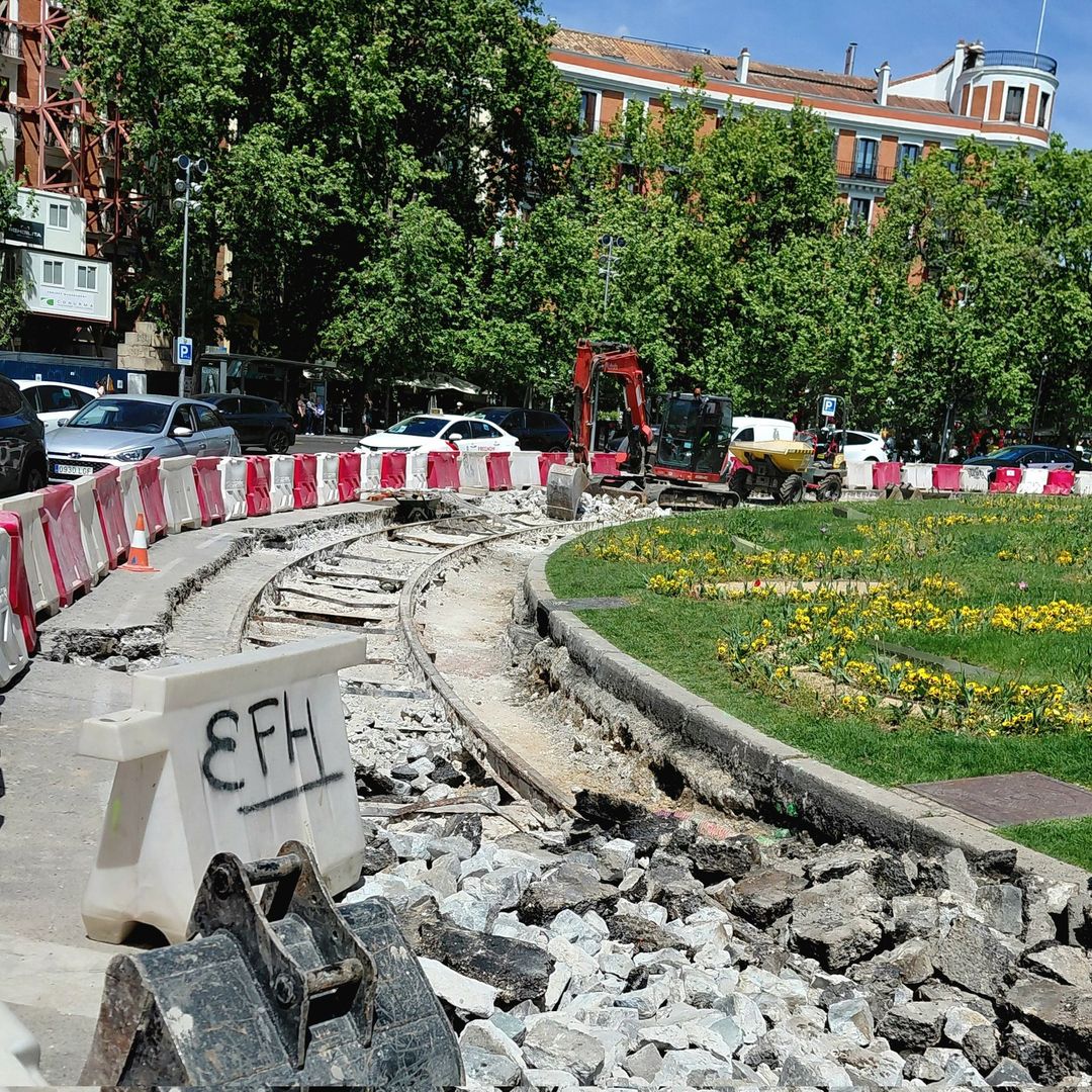 Las vías ocultas de la Puerta de Alcalá que han frenado el gran proyecto de Madrid: así era el tranvía que desapareció en 1972