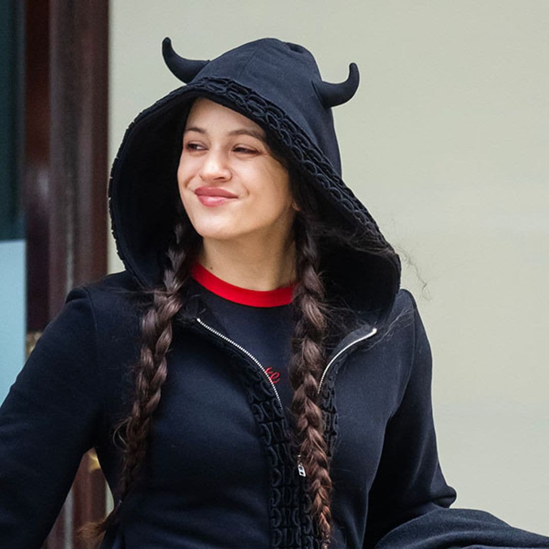 Rosalía impacta en Nueva York con un maratón de looks que guardan conexión con Bella Hadid