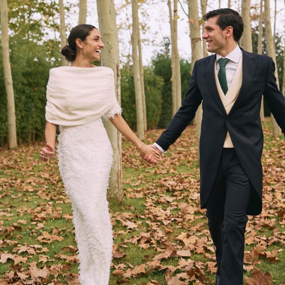 Paula, la novia que se casó en Sant Cugat del Vallès con un vestido de tweed de manga corta y tacones cómodos