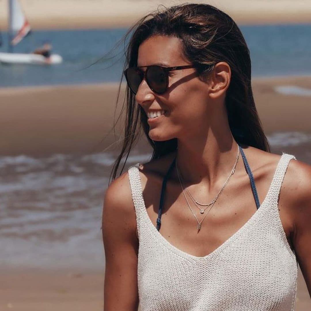 ¿Vestir de punto en verano? Ana Boyer dice que sí en su último posado de playa