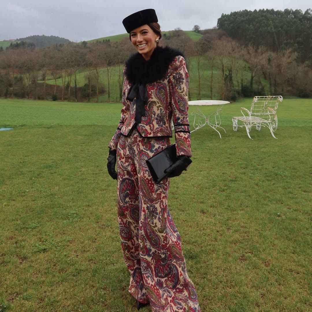 Siempre llevo vestido en las bodas, pero en mi próximo evento voy a ponerme pantalón (y este es el motivo)