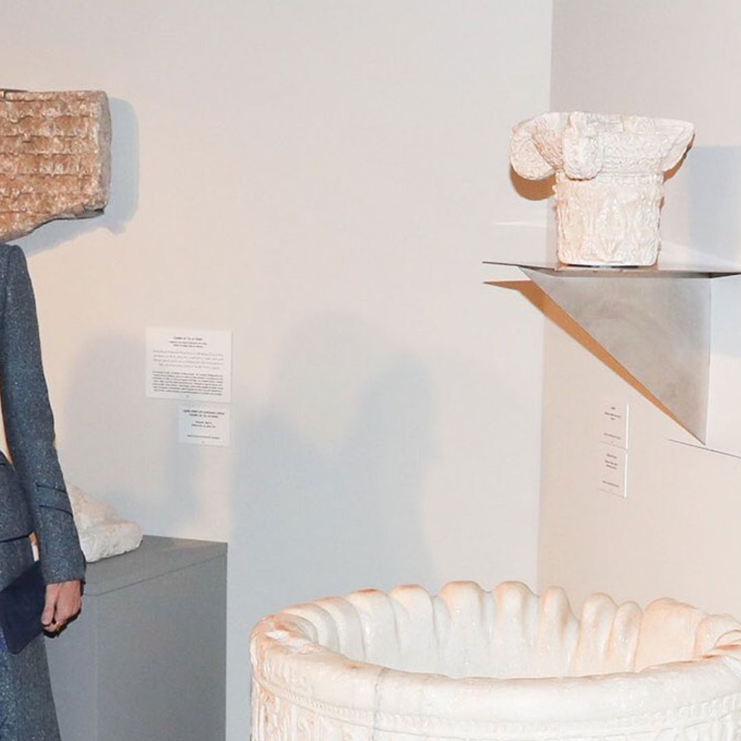 La Reina se acerca hasta la Alhambra para conocer la gran exposición sobre el pueblo bereber
