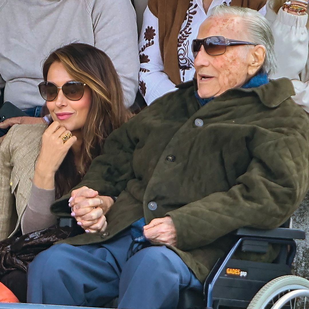 IMÁGENES EXCLUSIVAS. Paloma Cuevas reaparece por el motivo más especial: el tierno gesto con su padre, Victoriano Valencia, en una capea