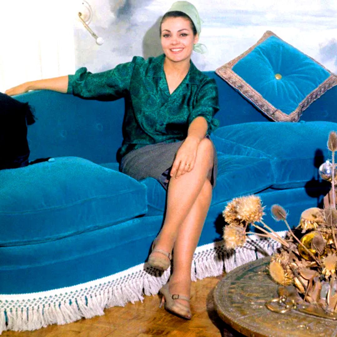 Así era la casa familiar de Carmen Sevilla en Madrid: un chalet de arquitectura mediterránea, decoración burguesa de los años 60 y un sofá de terciopelo turquesa