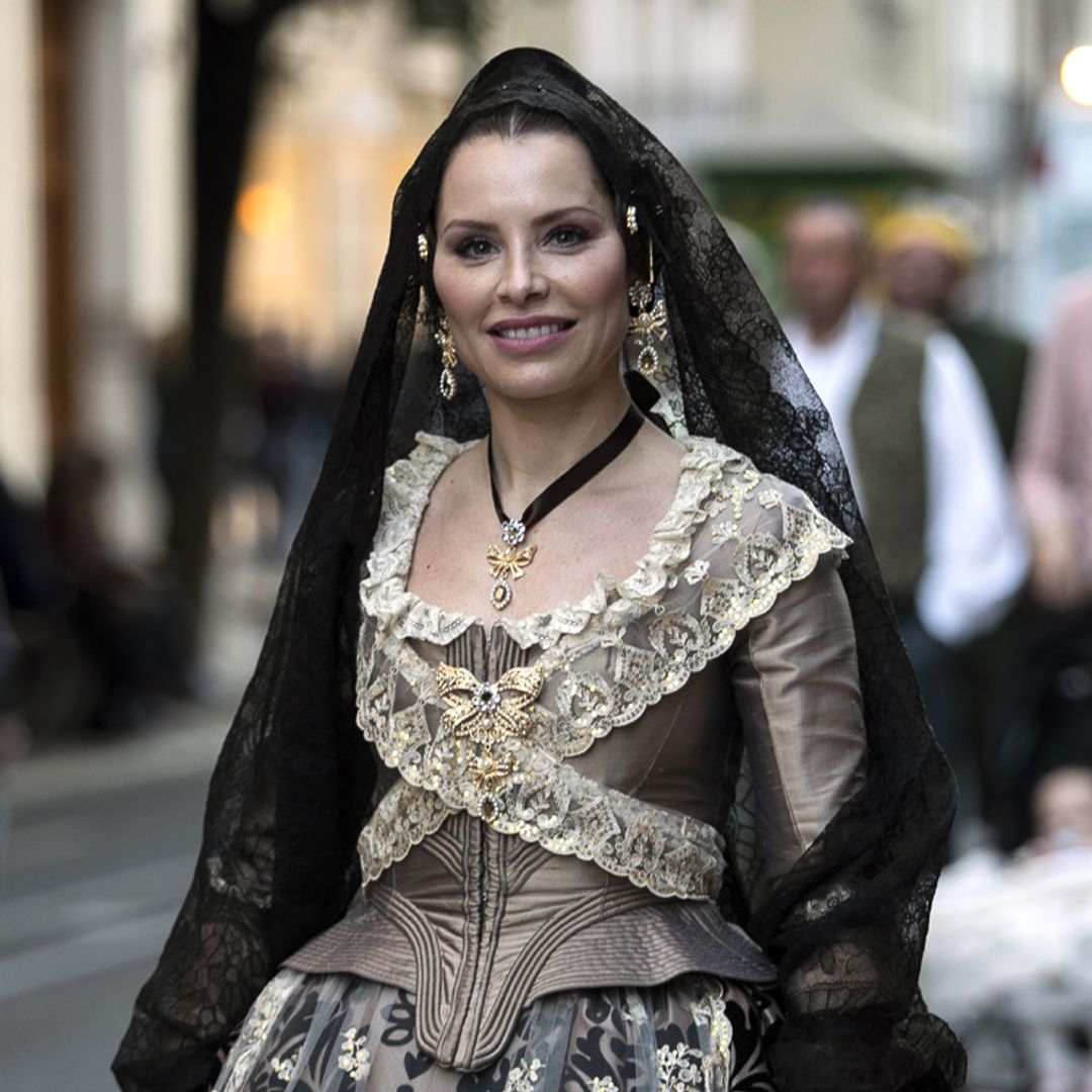 Soraya Arnelas cumple su palabra y se convierte en fallera por un día