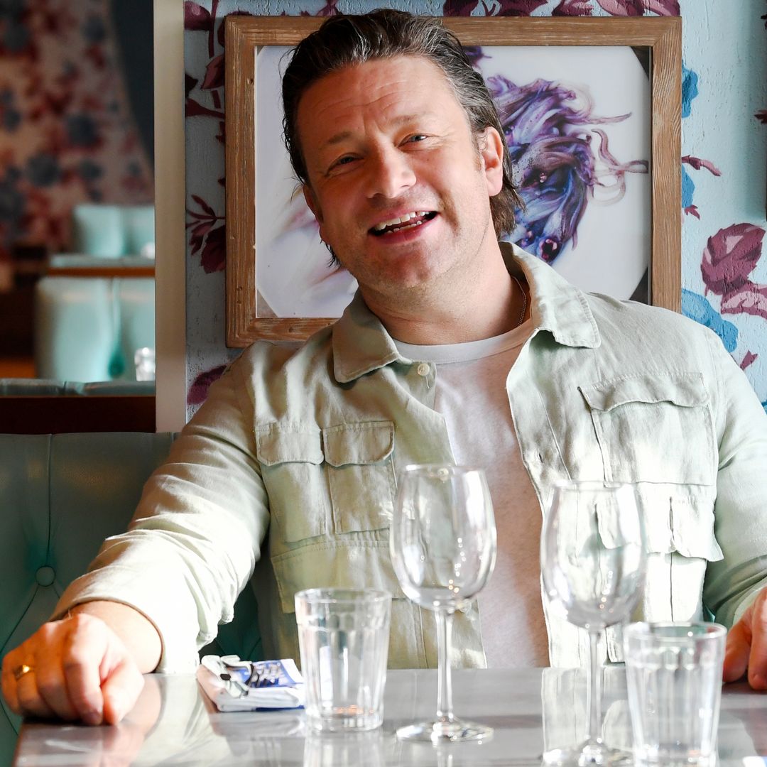 Los errores que estás cometiendo al preparar huevos pochados, según el chef Jamie Oliver
