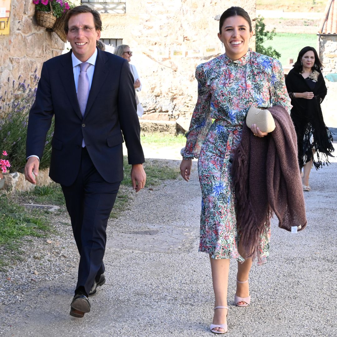 Del vestido floral de Teresa Urquijo al diseño de volantes de Esther Alcocer Koplowitz, analizamos los looks de la boda de Verónica Urquijo