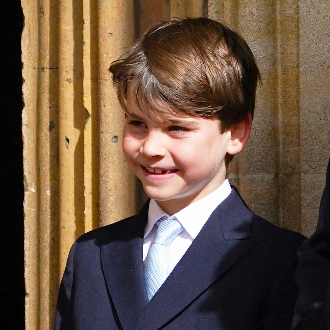 Carlos III pierde la compostura al 'empujar' en tono juguetón a el príncipe Louis