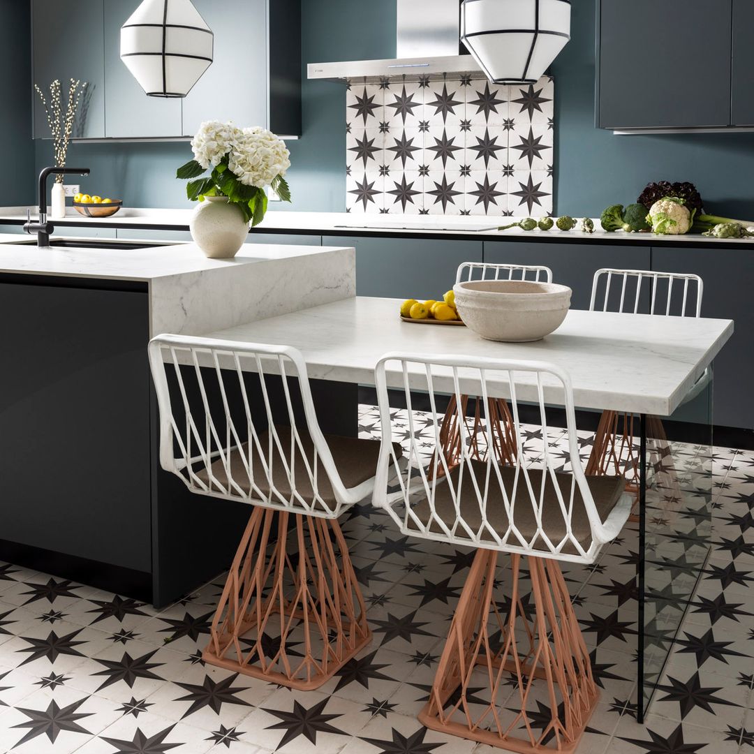 Se acabó cocinar encerrado: por qué los ‘offices’ están sustituyendo al comedor, según la interiorista Cris Peña