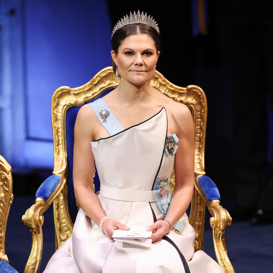 El armario de Victoria de Suecia a los 48: moda circular y vestidos 'vintage' de madres a hijas