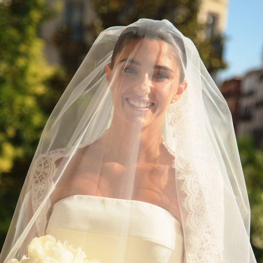 Carla Vico deslumbra en su boda en Madrid con un vestido palabra de honor, velo y ramo de peonías