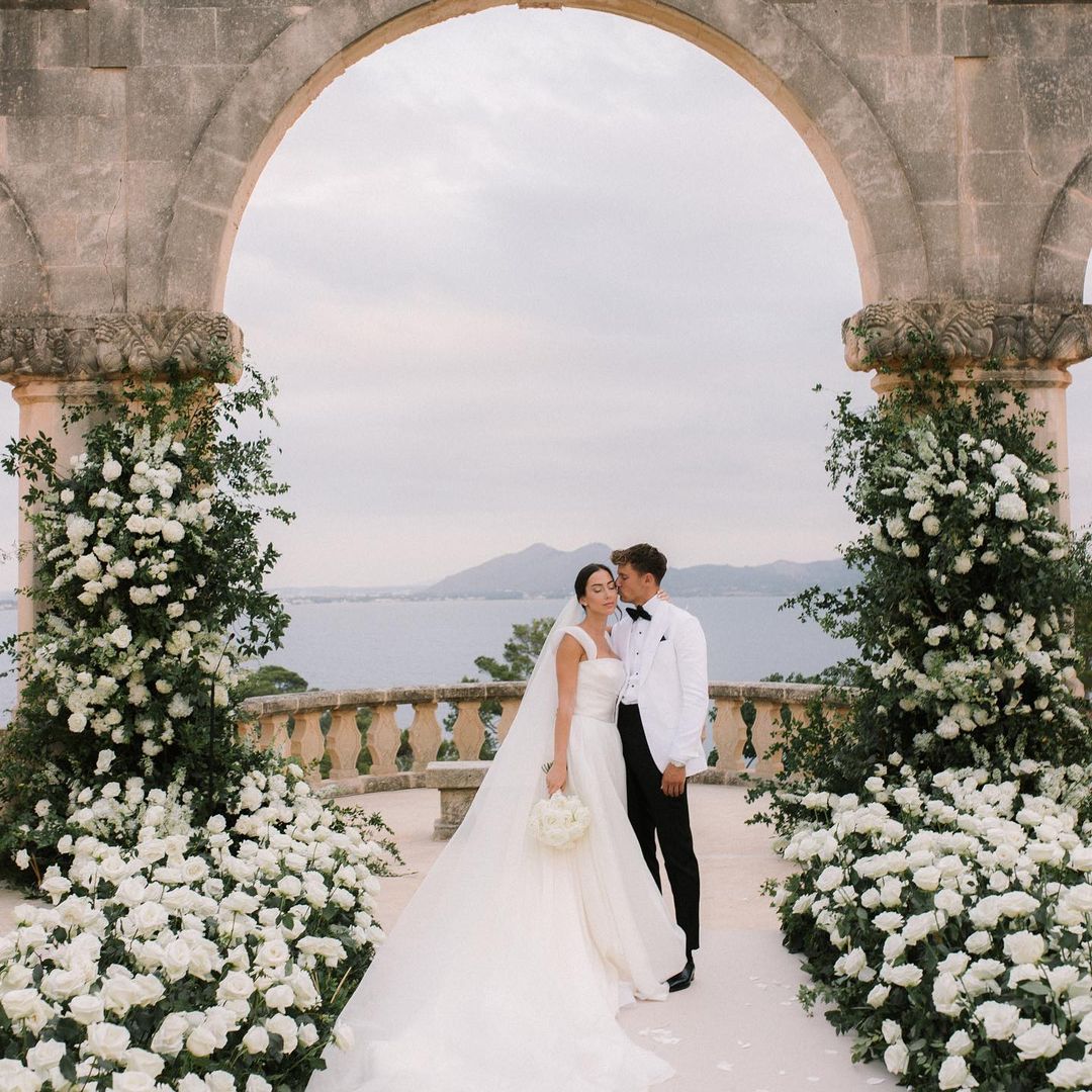 De la iglesia a las mesas: las rosas blancas son las flores preferidas en toda boda clásica