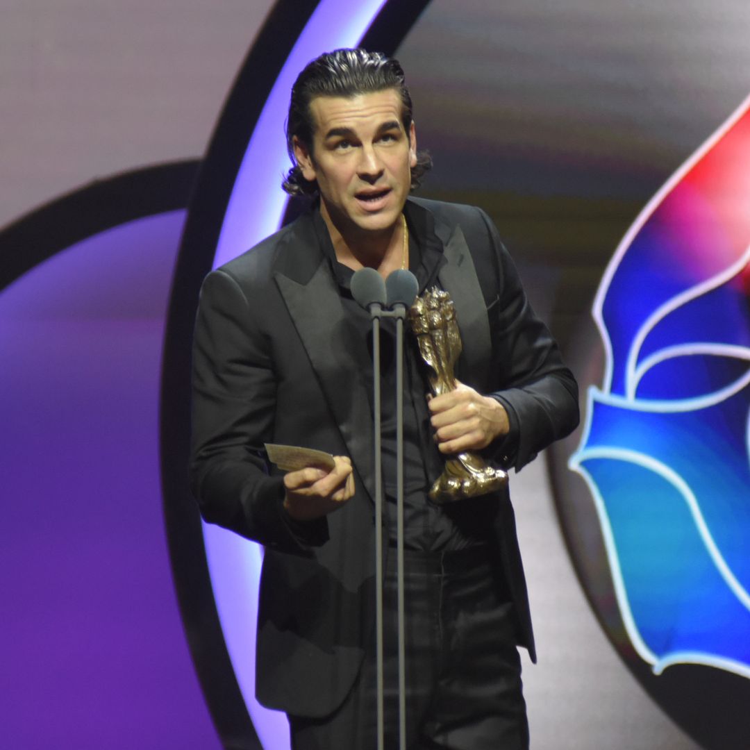 Mario Casas sorprende hablando catalán y manda un guiño a su hermana Sheila en los Gaudí