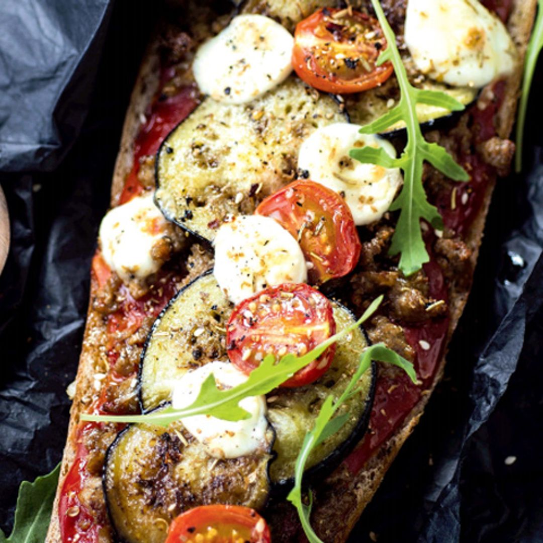 Pan rústico con calabacín, tomate y mozzarella