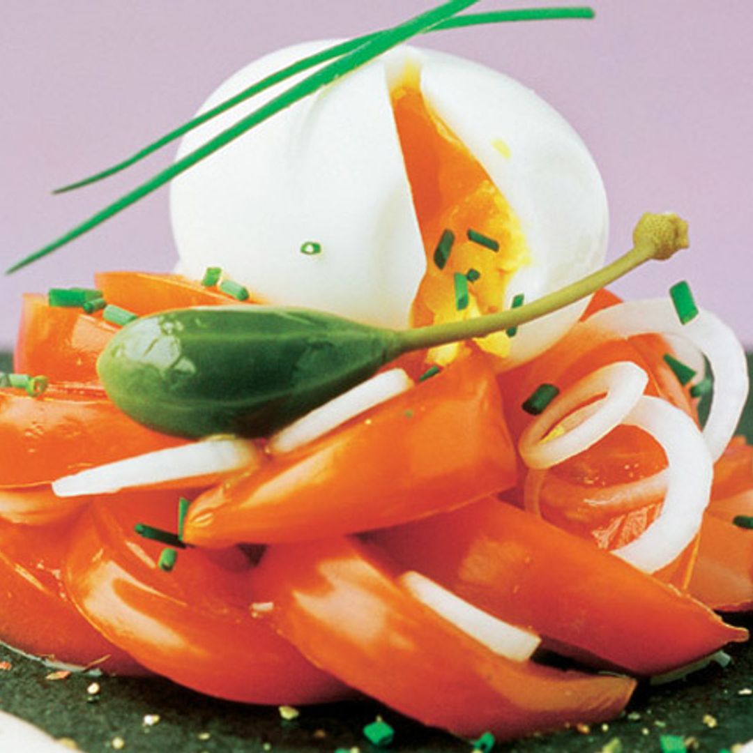 Huevo poché con tomate y cebollino