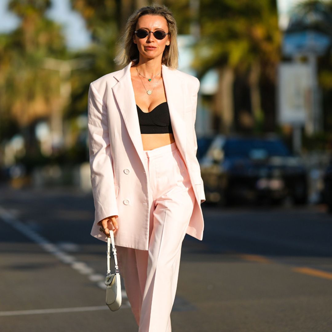 Tops cortos muy especiales que podrás llevar con vaqueros y chaqueta en otoño