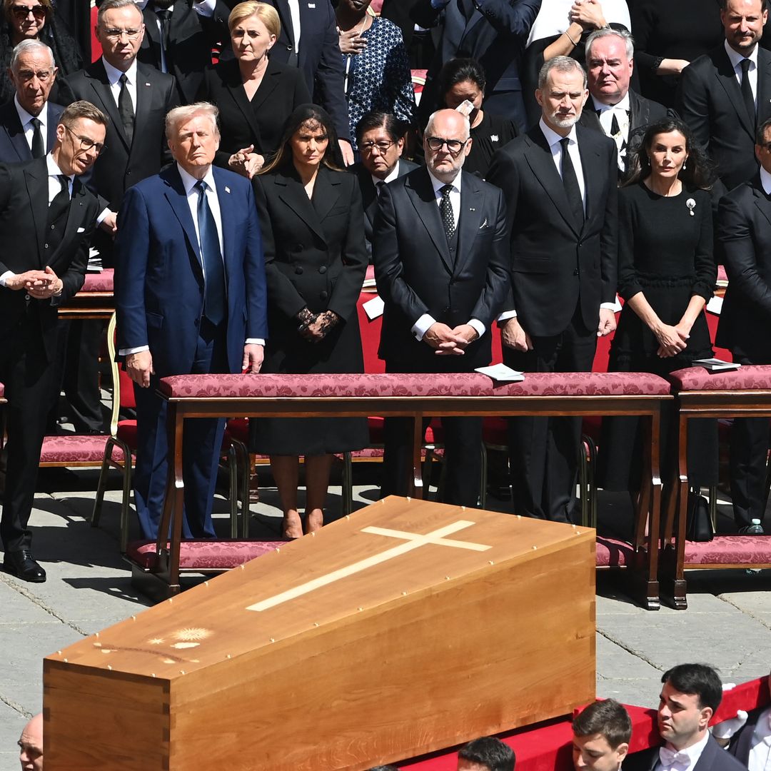 El comentado encuentro entre los reyes de España y los Trump: un apretón de manos por la paz